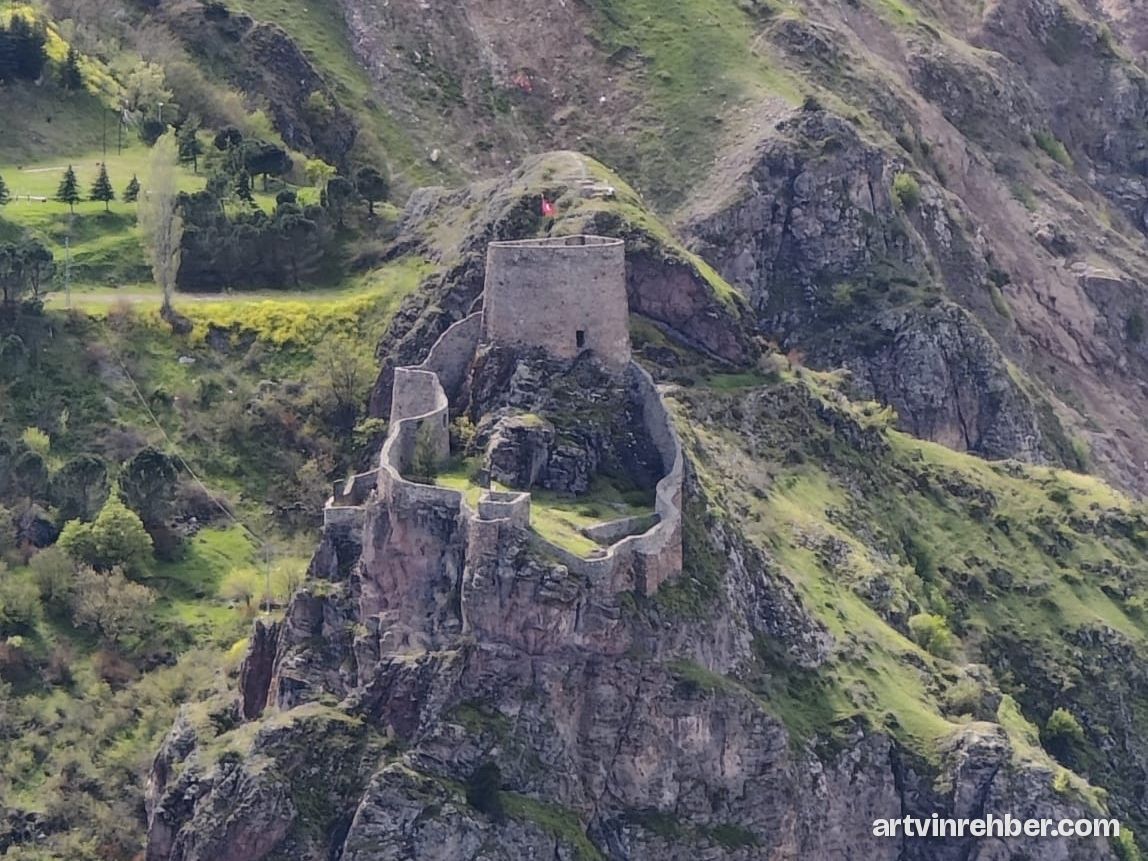 Artvin (Livane) Kalesi ve Kaledibi Marina