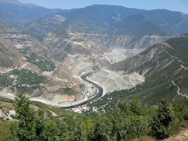 Artvin merkez Atatepeden Şehitlik Seyitler Salkımlı köylerine bakış panorama