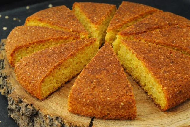 Karalahana yemeği yanında sıcak Artvin mısır ekmeği cadı
