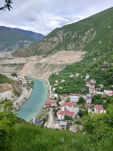 Deriner baraj gölünden Borçka'ya — Şehitlik köyü