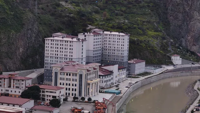 Solda Rektörlük binası, sağda Çiçek Nene Kız Yurdu — Artvin Çoruh Üniversitesi