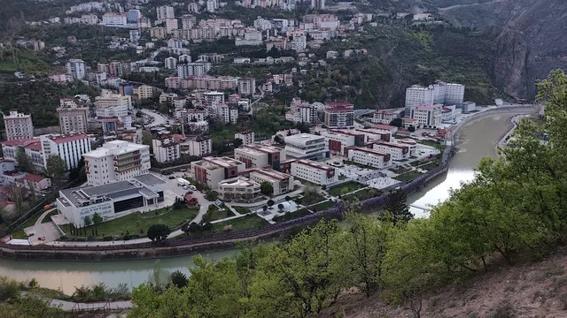 Artvin Çoruh Üniversitesi Merkez Yerleşkesi — Çoruh Nehri kıyısı