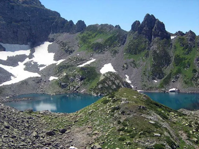 Karçal Dağları'nda dağ vadisi ve buzul gölü — Artvin