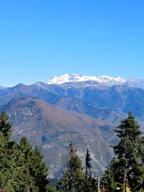 Karçal Dağları'nın karlı zirveleri, Cerattepe'den görünüm — Artvin