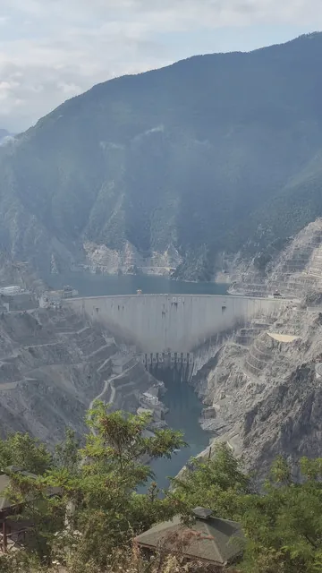 Artvin Deriner Barajı — Çoruh Nehri üzerinde 249 metre yüksekliğindeki baraj gövdesi