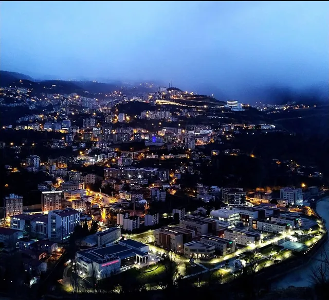 Artvin Çoruh Üniversitesi Merkez Kampüs gece görünümü