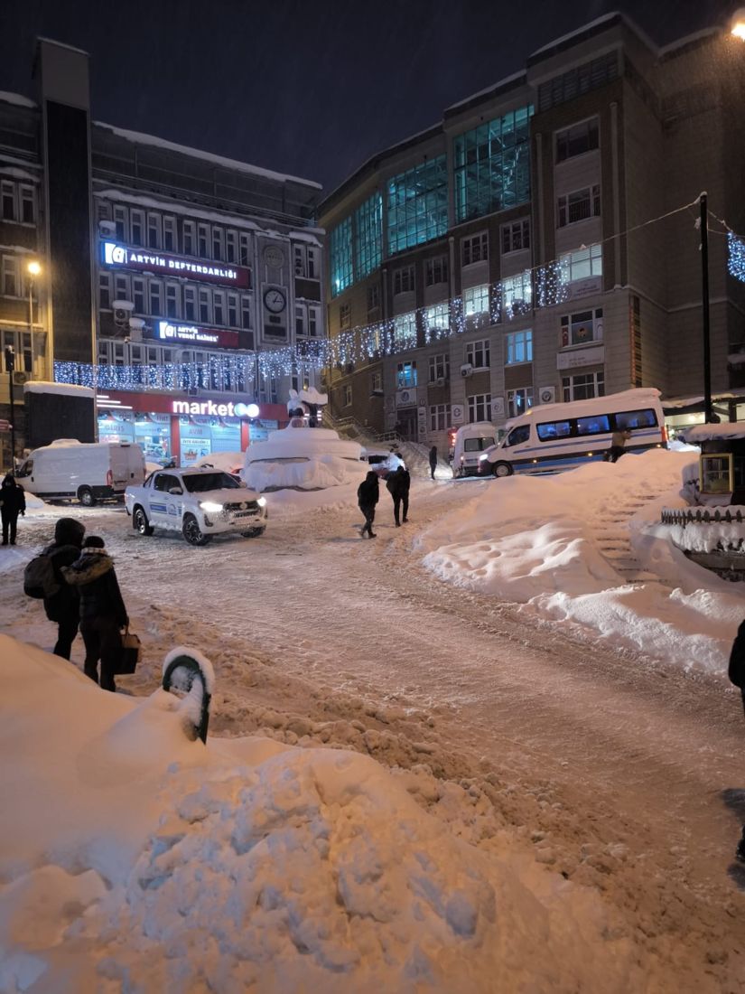 Gece karlı Artvin şehir merkezi, kaldırımlarda kar yığınları ve dolmuşlar