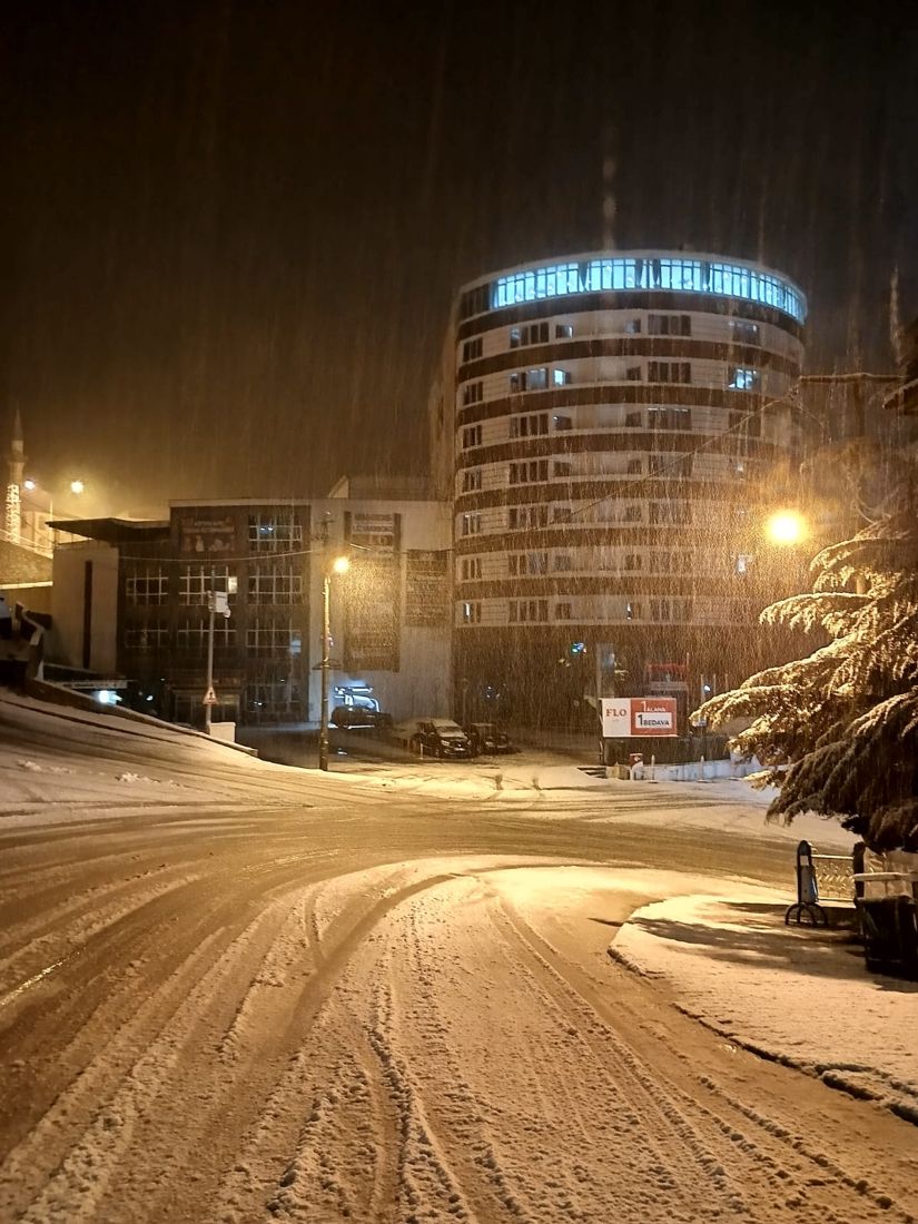 Gece kar yağarken ışıklı yuvarlak bina, Artvin