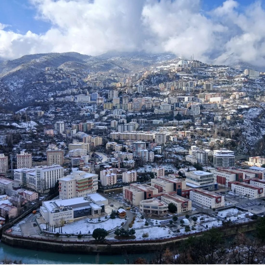 Karla kaplı Artvin şehir merkezi ve Çoruh Nehri'nin panoramik görünümü