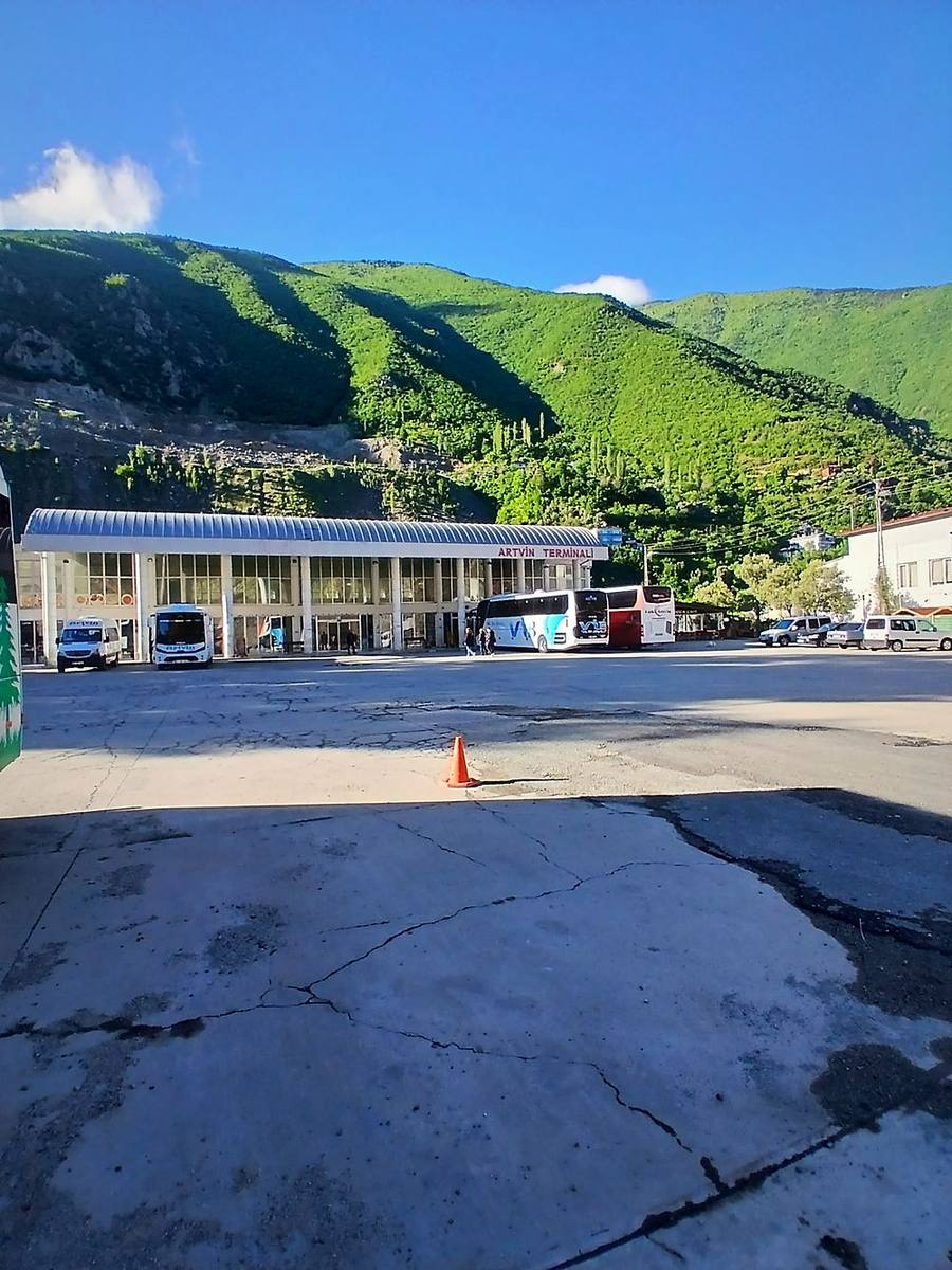 Artvin otogarında minibüsler ve dolmuşlar